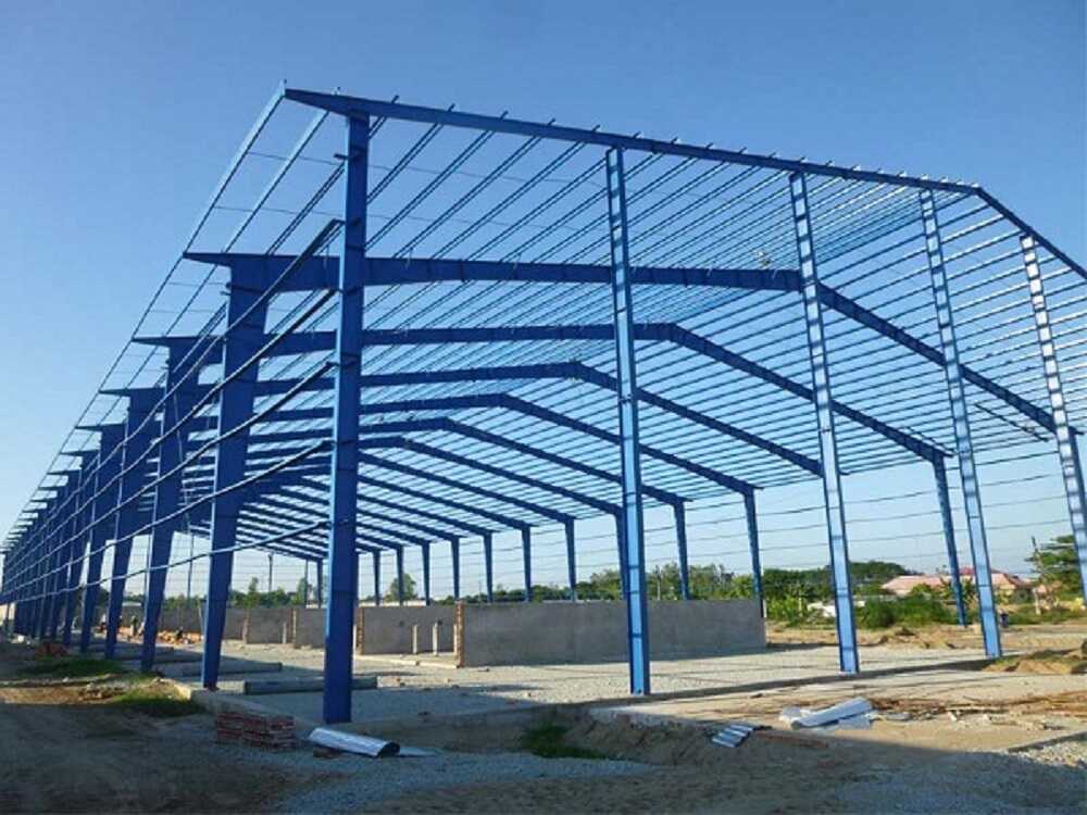 A steel-structured factory uses steel trusses as the main load-bearing structure