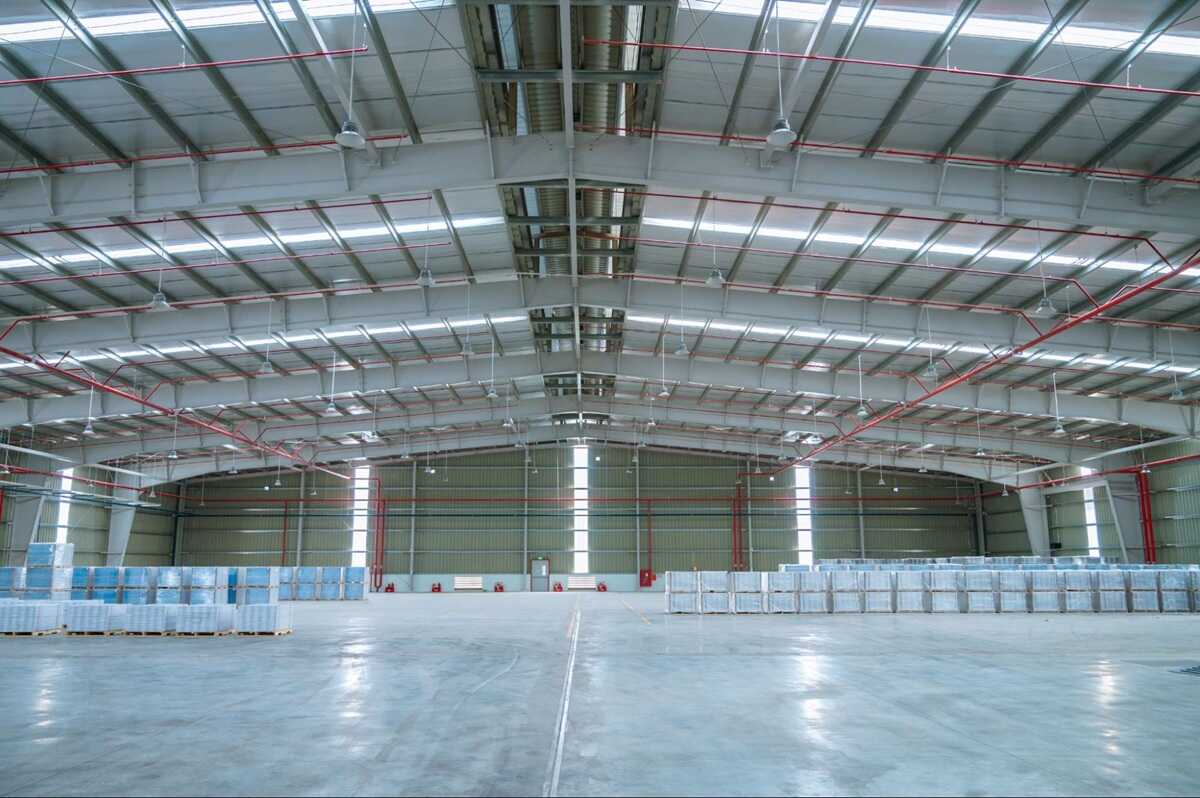 Đèn LED tiết kiệm điện, tuổi thọ cao và phù hợp mọi không gian xưởng