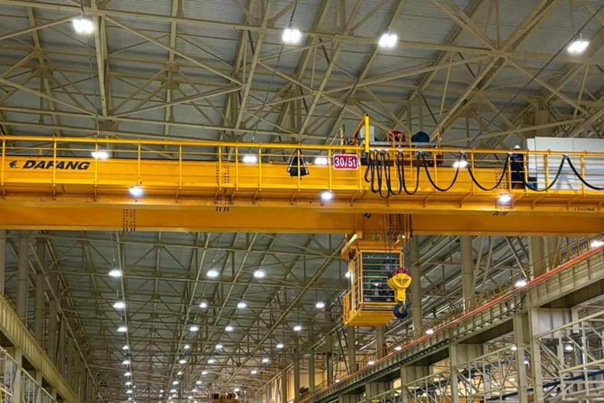 Overhead crane system installed in the factory.