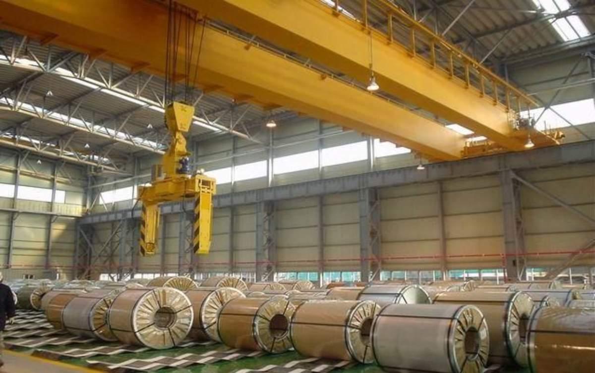 Double girder overhead crane.