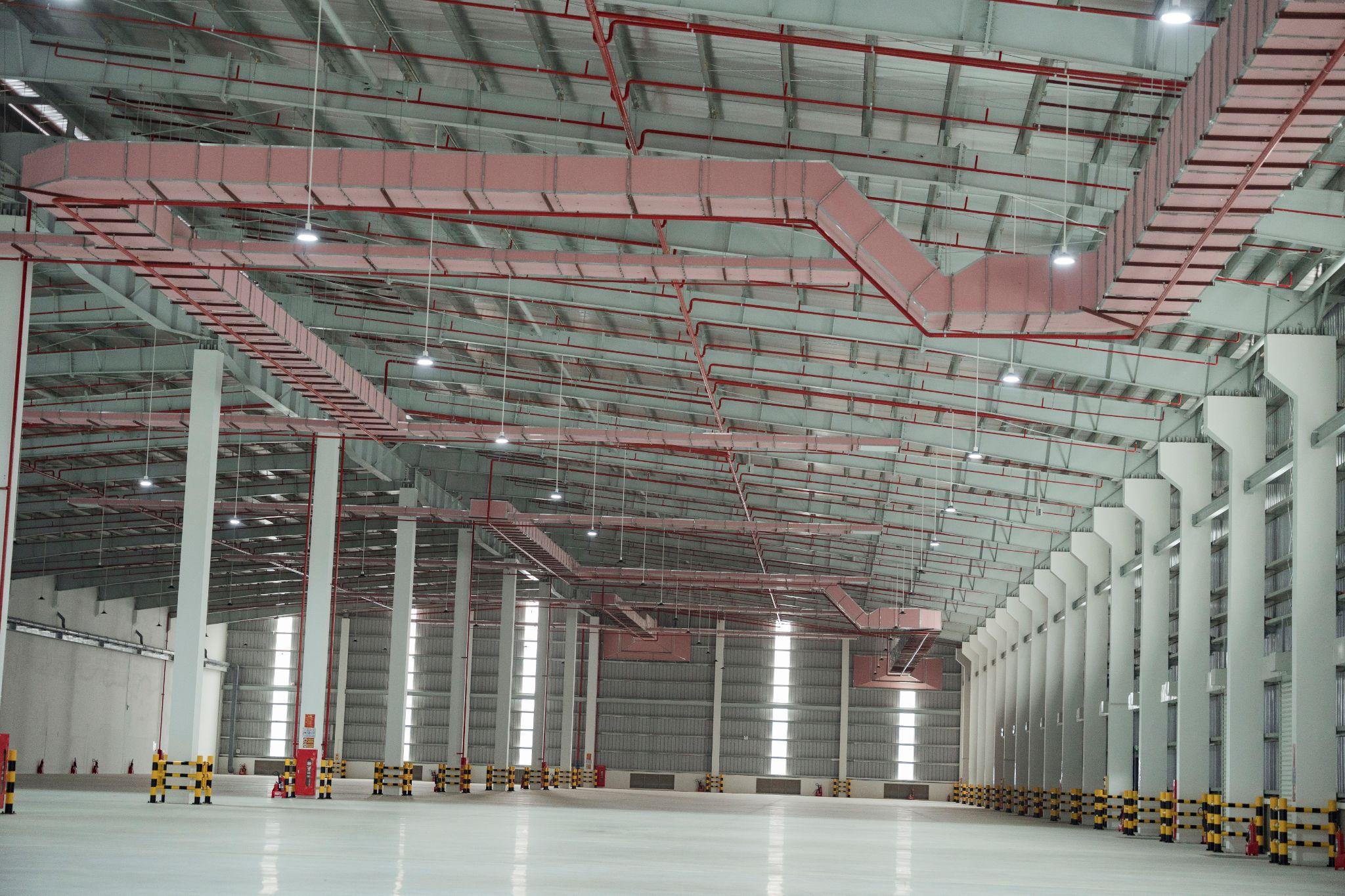 Không gian nhà xưởng rộng rãi, phù hợp bố trí dây chuyền sản xuất quy mô lớn